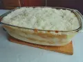 Pyszny ryż z jabłkiem i cynamonem w szklanym naczyniu, gotowy do podania.