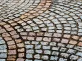 Czym pomalować kostkę brukową, aby uzyskać trwały efekt kolorystyczny?