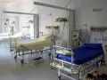 Sale łóżek szpitalnych, gotowych na przyjęcie pacjentów. To miejsce, gdzie zaczyna się droga do trzeźwości, jak w ośrodku zamkniętym dla alkoholików.