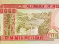Banknot 100 000 meticali z Mozambiku. Widok na zaporę wodną i góry.