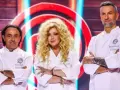 Trzech jurorów MasterChef: Michel Moran, Magda Gessler i Przemysław Klimsa, w białych fartuchach, z rękami skrzyżowanymi na piersi.