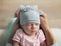 Czapka czy opaska dla niemowlaka? Kiedy co wybrać? Poradnik