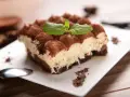 Pyszne tiramisu, posypane kakao i udekorowane miętą. Idealne na deser, choć warto pamiętać o jego tiramisu kcal.