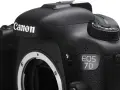 Czarne body aparatu Canon EOS 7D z widocznym obiektywem i pokrętłem trybów.