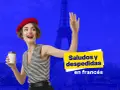 Mujer con boina roja y taza de café saluda, con la Torre Eiffel de fondo. Aprende como se dice saludos en francés.