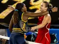 Coco Gauff y Sabalenka se abrazan en la cancha tras un emocionante partido.