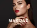 Kobieta z idealnym makijażem glamour: czerwone usta, złote cienie do powiek i perfekcyjnie pomalowane paznokcie.