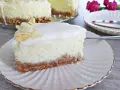 Pyszny sernik z mascarpone na kruchym spodzie, udekorowany płatkami migdałów. Idealny na deser.