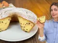 Un soffice ciambellone al bicchiere con gocce di cioccolato, spolverato di zucchero a velo, pronto per essere gustato.
