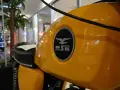 Żółty bak motocykla WSK 125 z charakterystycznym logo. Ile koni kryje się pod tą błyszczącą karoserią?