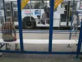 Mężczyzna czeka na przystanku na autobus 102. Rozkład jazdy jest niewidoczny, ale widać autobus z reklamą Allegro.