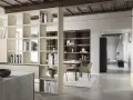 Ingresso con tavolo da pranzo, libreria moderna e arredi eleganti.