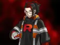 Líder Arlo de Pokémon GO, con su icónica chaqueta del Team Rocket y una Poké Ball en mano, listo para la batalla.