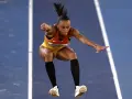 Ana Peleteiro en pleno triple salto, concentrada y en el aire, lista para aterrizar.