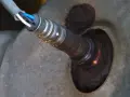 Sonda lambda w samochodzie, kluczowy element układu wydechowego. Zazwyczaj są dwie, ale to zależy od silnika.