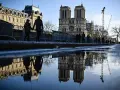 Reflejo de Notre Dame en un charco. A pesar de las vallas, la entrada a Notre Dame es gratis para admirar su majestuosidad.