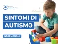 Bambino gioca con blocchi colorati. Testo: "Sintomi di Autismo". Impara come riconoscere un bambino autistico.