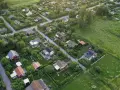 Malownicze ukształtowanie terenu z rzędem czerwonych domków i bujną zielenią.