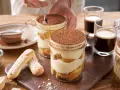 Pyszne tiramisu składniki w słoiczkach, z biszkoptami i kawą.