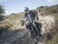 Motociclisti in azione su sterrato, un'emozionante festa bikers sotto il sole.
