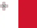 Biało-czerwona flaga Malty z herbem przedstawiającym św. Jerzego walczącego ze smokiem.