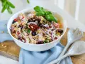 En härlig italiensk pastasallad med rotfrukter, oliver, soltorkade tomater och pinjenötter, toppad med färsk basilika.