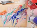 Peinture abstraite aux couleurs vives, avec des spatules et des tubes de peinture acrylique Lukas. Quelle peinture acrylique choisir pour un tel rendu ?