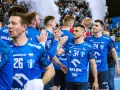 Piłkarze ręczni Wisły Płock w niebieskich strojach z numerami 26, 34 i 24, gotowi do meczu z Nantes.