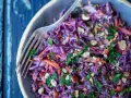 Wykwintna surówka z czerwonej kapusty jak w restauracji, z orzechami i natką pietruszki, podana w misce z widelcem.