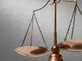 Mosiężna waga, symbol sprawiedliwości i równowagi, niczym libra znak zodiaku, czeka na ważenie.