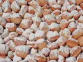 Ein Haufen goldbrauner, puderzuckerbestäubter Schmalzkuchen, die an ein schmalzkuchen originalrezept erinnern.