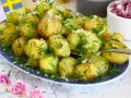 Njut av nykokt färskpotatis med dill och gräslök, en klassiker som visar hur kokar man potatis till perfektion. En svensk flagga vajar stolt.