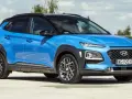 Niebieski Hyundai Kona 2025 z czarnym dachem, zaparkowany na zewnątrz.