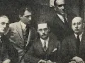 Pięciu mężczyzn w garniturach, prawdopodobnie członkowie grupy literackiej Skamander, pozuje do portretu.