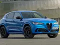 Niebieski Alfa Romeo Stelvio Quadrifoglio z czarnymi felgami, przodem do widza.