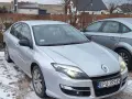 Srebrna laguna 3 2.0 dci na tle zimowego krajobrazu, z widocznym śniegiem na ziemi.