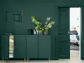 Un buffet vert sapin, des cadres dorés et noirs, des fleurs blanches et roses. Quelle couleur avec le vert sapin ? Le doré ressort magnifiquement.