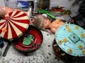Rozłożona lalka i części zabawek na stole warsztatowym. Zastanawiasz się, gdzie wyrzucić plastikowe zabawki? To miejsce może być inspiracją do recyklingu.