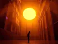 Une personne contemple un soleil artificiel dans l'installation "The Weather Project" d'Olafur Eliasson, baignant l'espace d'une lumière orangée intense.