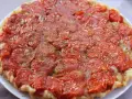 Tarte tatin di pomodorini confit, con cipolle caramellate e erbe aromatiche, un tripudio di sapori mediterranei.