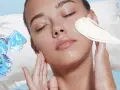 Erfrischendes Gefühl für reine Haut im Gesicht. Eiswürfel und eine cremige Textur beleben die Haut.
