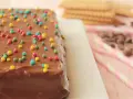 Deliciosa tarta de galletas y chocolate cubierta con chispas de colores.