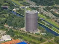 Gasometer Oberhausen aus der Vogelperspektive mit Kanal, Autobahn und Grünflächen.