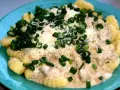 Pyszne gnocchi z kurczakiem w kremowym sosie, posypane parmezanem i szczypiorkiem.