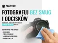 Dłoń czyści obiektyw aparatu Sony niebieską mikrofibrą. Hasło "Fotografuj bez smug i odcisków" podkreśla znaczenie czyszczenia obiektywu.