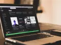 Laptop zeigt Spotify-Playlist "Focus". Hier gibt es einen pre save link für entspannende Musik.