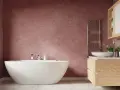 Un elegante bagno con vasca freestanding e mobile lavabo in legno. Le pareti color pesca creano un'atmosfera calda e accogliente, un vero bagno soffitto colorato.