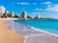 Piękna plaża de San Juan z turkusową wodą i białymi budynkami w tle. Idealne miejsce na wakacje.