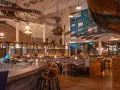 Das Restaurant Bubba Svens ist im maritimen Stil eingerichtet, mit einem Boot über den Tischen und Paddeln an der Wand.