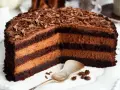 Obłędny tort czekoladowy z mascarpone i owocami, z wiórkami czekolady na wierzchu. Wygląda jak spełnienie marzeń każdego łasucha!
